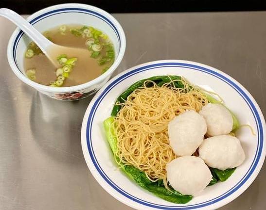 Cuttlefish Ball Lo Mein 墨魚丸撈麵